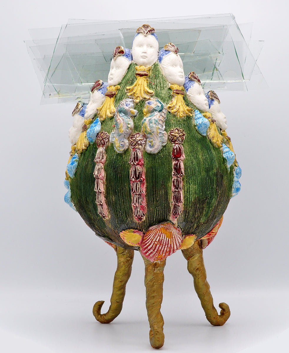 Ada Stel — Glasdragend object met hoofden, keramiek/glas