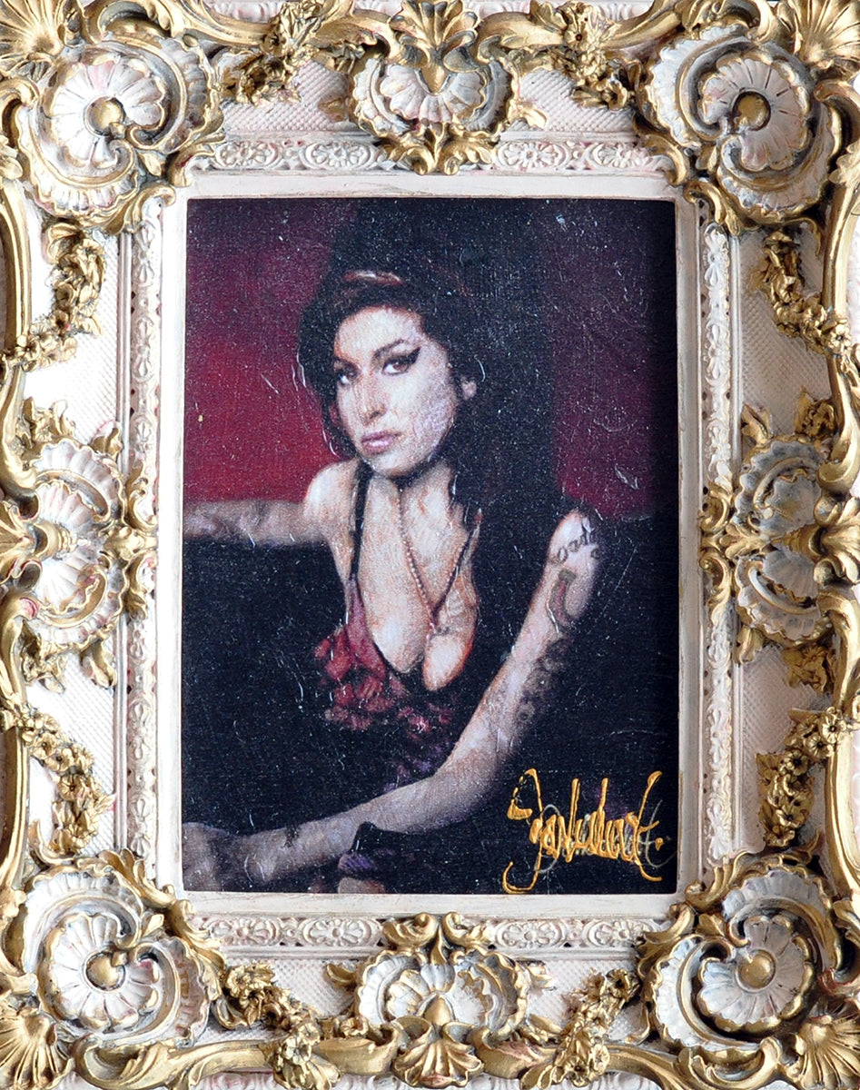 Peter Donkersloot — Amy Winehouse (creme-wit barokke lijst), ingeschilderd giclee op paneel