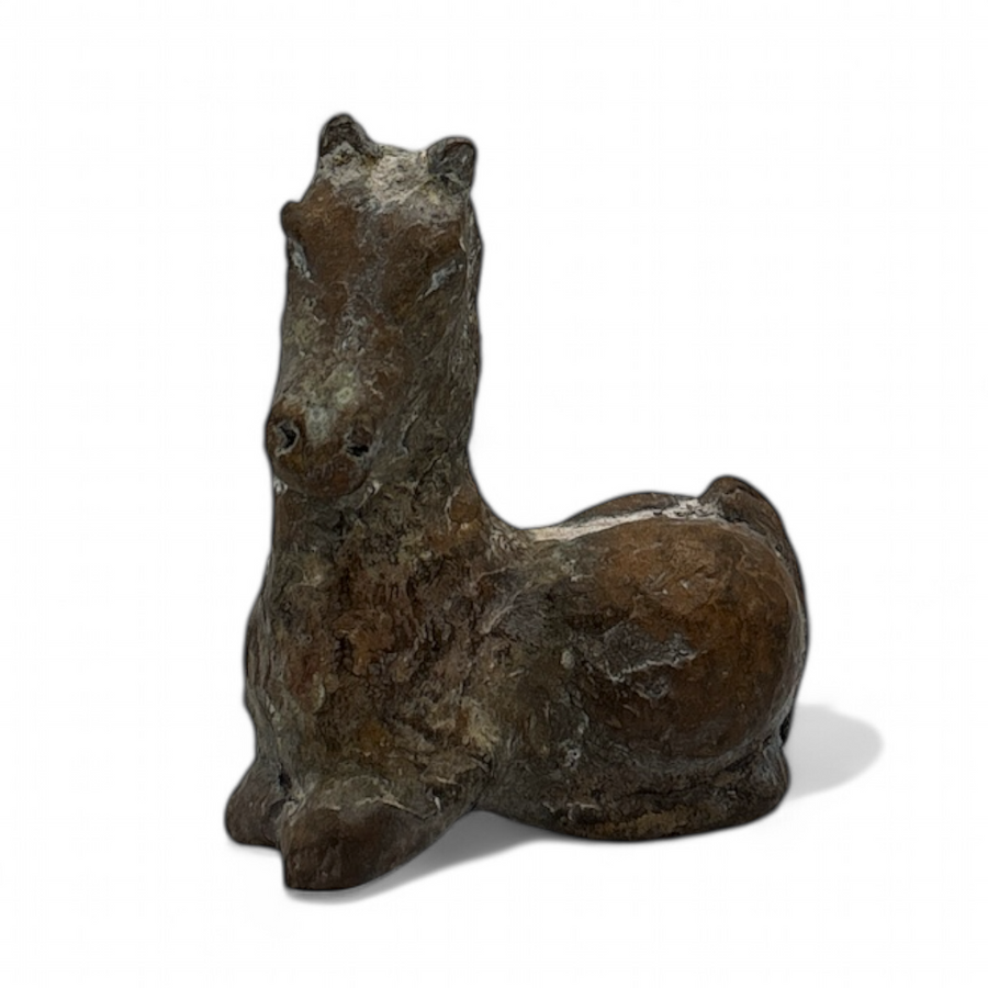 Mary Treu — Paardje liggend, bruin/wit