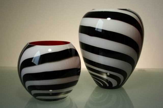 IQ Kunst | Kunstuitleen & Galerie | Zebra vaas, zwart-wit rood van binnen, hoog |